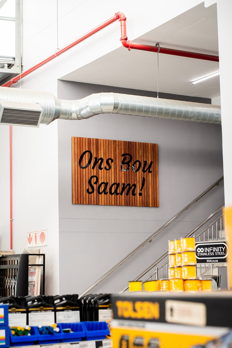 Ons Bou Saam sign on the wall above the stairs