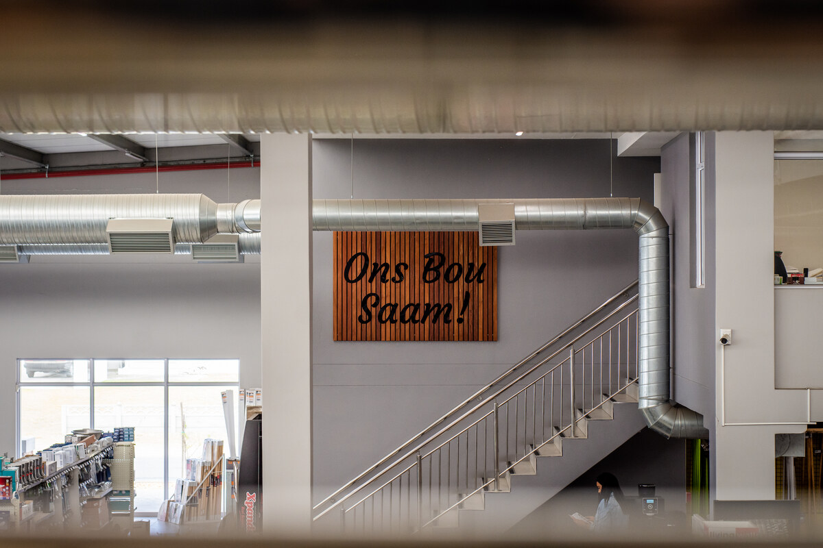 Ons Bou Saam sign above the stairs