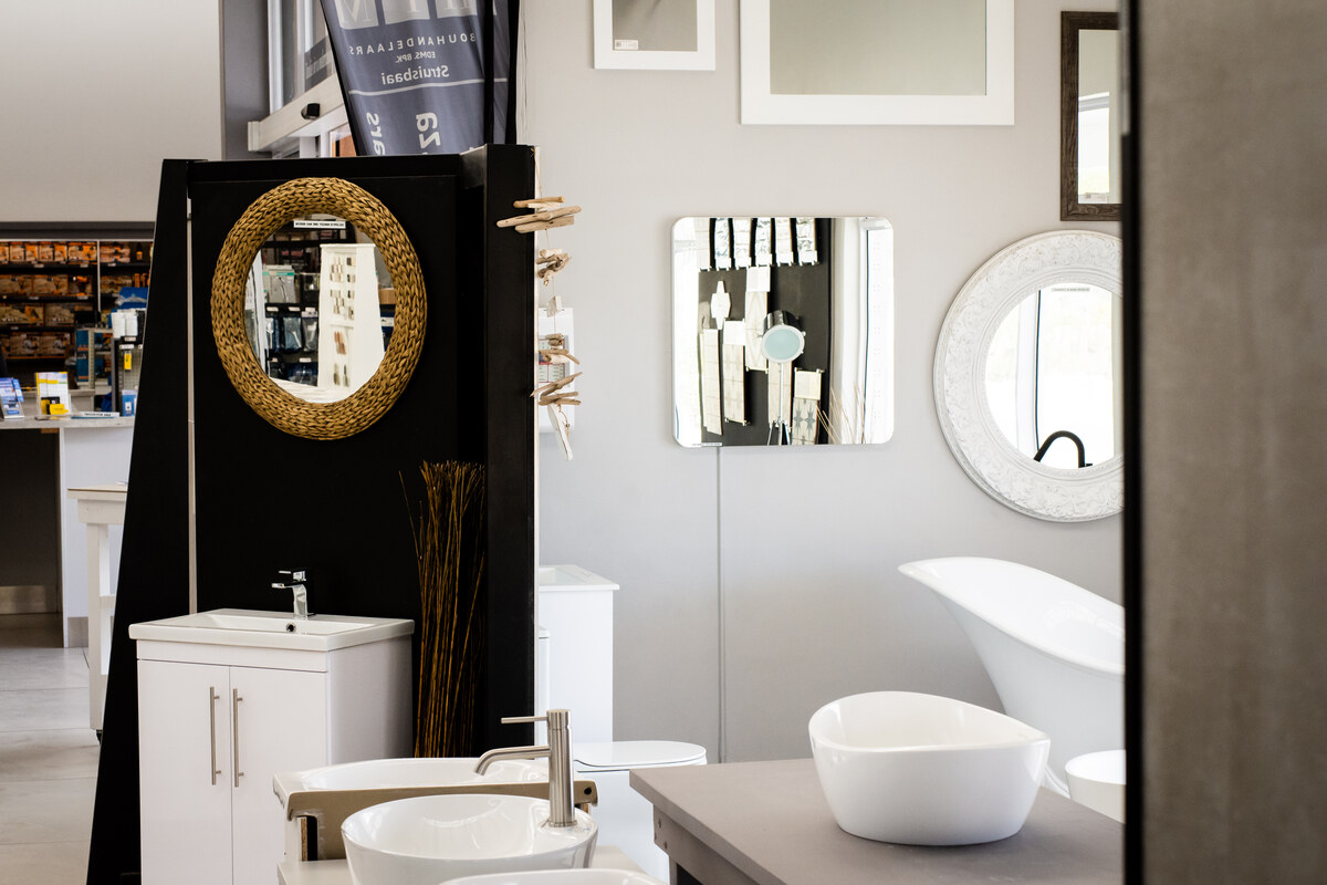 Bathroom showroom with mirrors, basins and a vanity